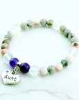 Beaded bracelet with a heart-shaped 'Aunt' charm on a white background